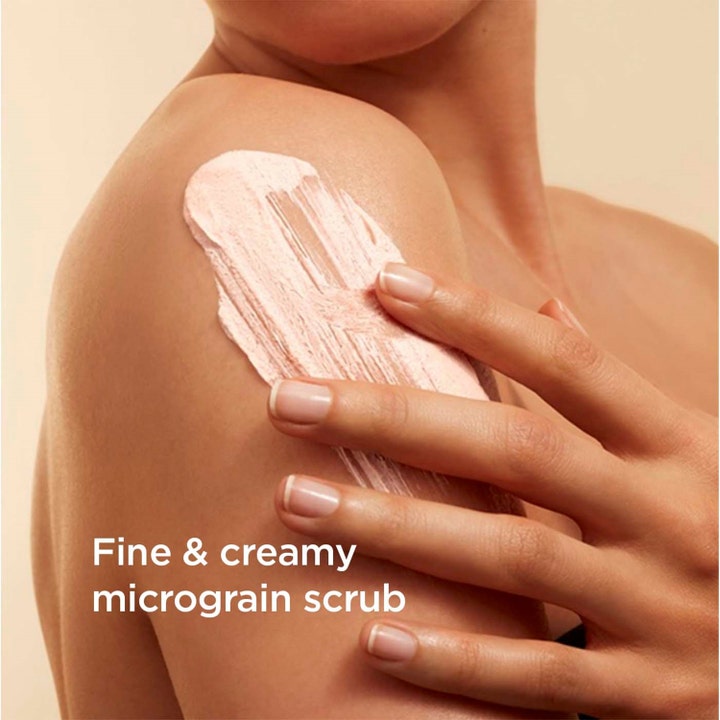Clarins Exfoliating Body Scrub 200 ml giver glat hud med en fin og cremet lyserød tekstur med mikrokorn på huden.