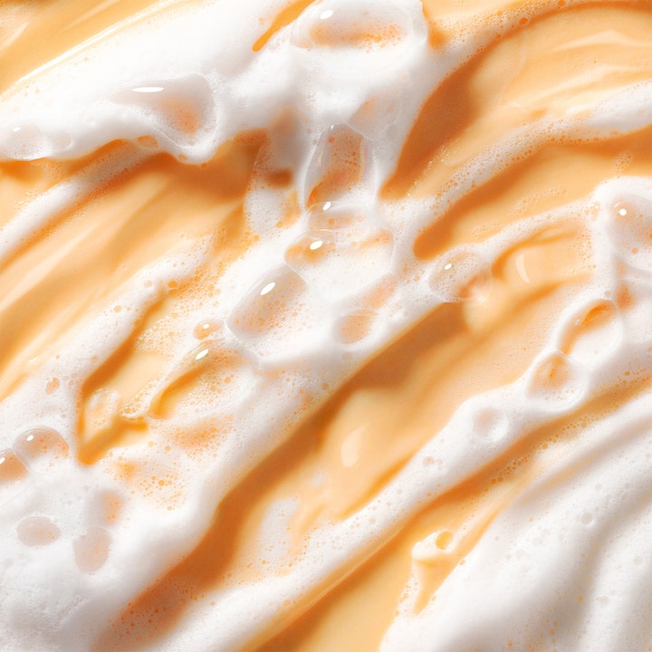 Ole Henriksen Truth Juice Daily Cleanser 147 ml rengøringsgel med cremet orange tekstur og hvidt skum der giver glød.