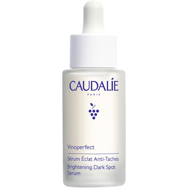 Caudalie Vinoperfect Brightening Dark Spot Serum 30ml mod pigmentpletter i en mattet glasflaske med hvid pipette.