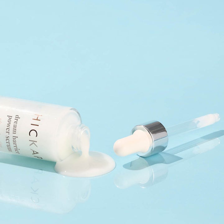 Hickap Dream Barrier Power Serum 30 ml flydende ansigtsserum der løber ud af flasken på blå baggrund.