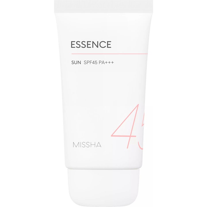 Missha Essence Sun SPF45 50 ml fugtgivende solcreme i hvid tube med lyserøde detaljer og grå skrift