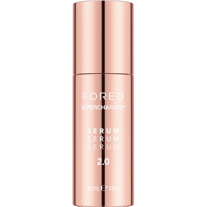 FOREO Supercharged Serum 2.0 30 ml fugtgivende ansigtsserum i en elegant rose guld metallisk flaske