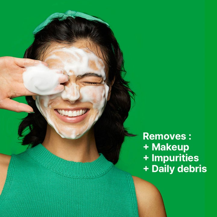 Dr.Jart+ Cicapair Gentle Cleansing Foam 150 ml ansigtsrens fjerner makeup og urenheder vist på smilende kvinde.