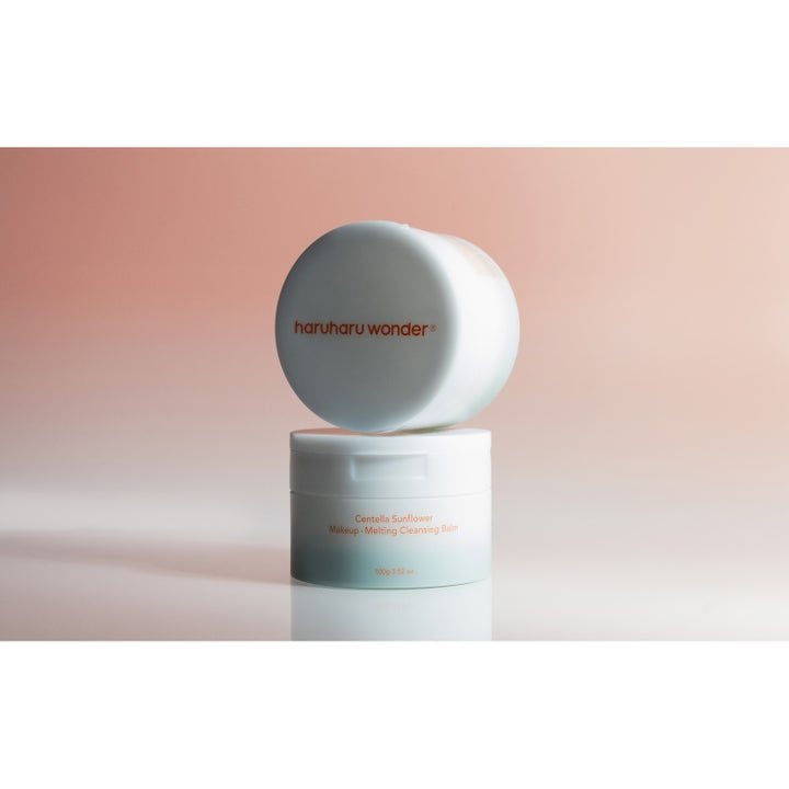 haruharu wonder Centella Sunflower Makeup-Melting Cleansing Balm 100 g ansigtsrens i to krukker på lyserød baggrund