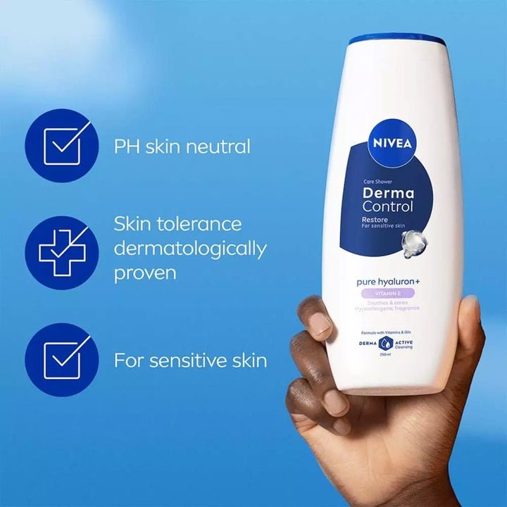 NIVEA Derma Control Restore Sensitive Shower 250 ml shower gel til følsom hud i hvid flaske holdt i en hånd på blå bund