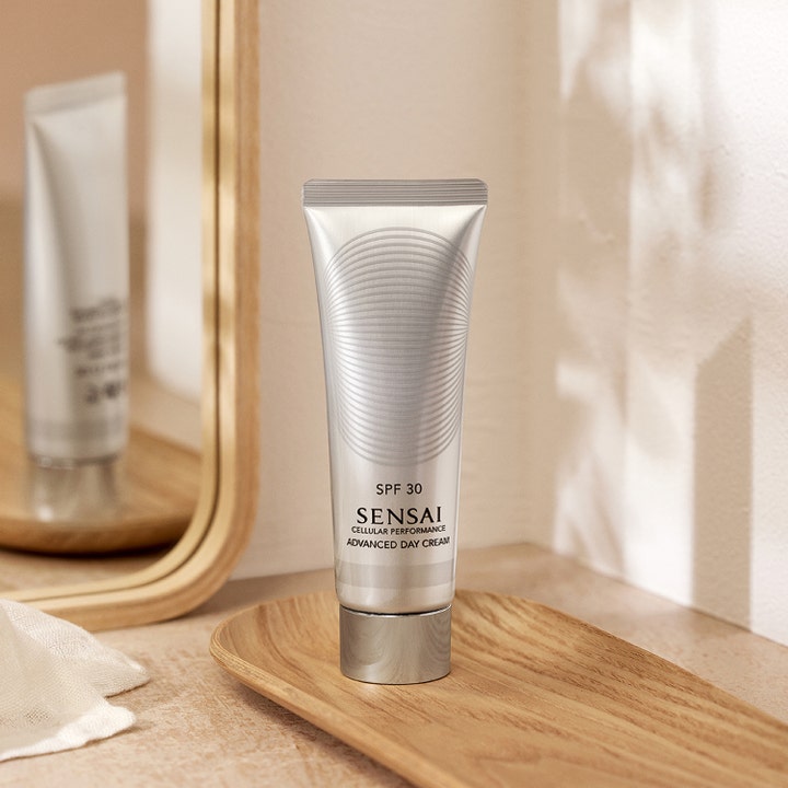 Sensai Cellular Performance Advanced Day Cream 50 ml solcreme til ansigtet SPF 30 i sølvfarvet tube på træbakke