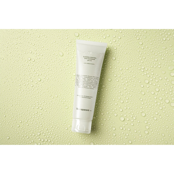 Transparent Lab Blemish Control Bha Cleanser 150 ml ansigtsrens mod urenheder i hvid tube på en våd lysegrøn baggrund.