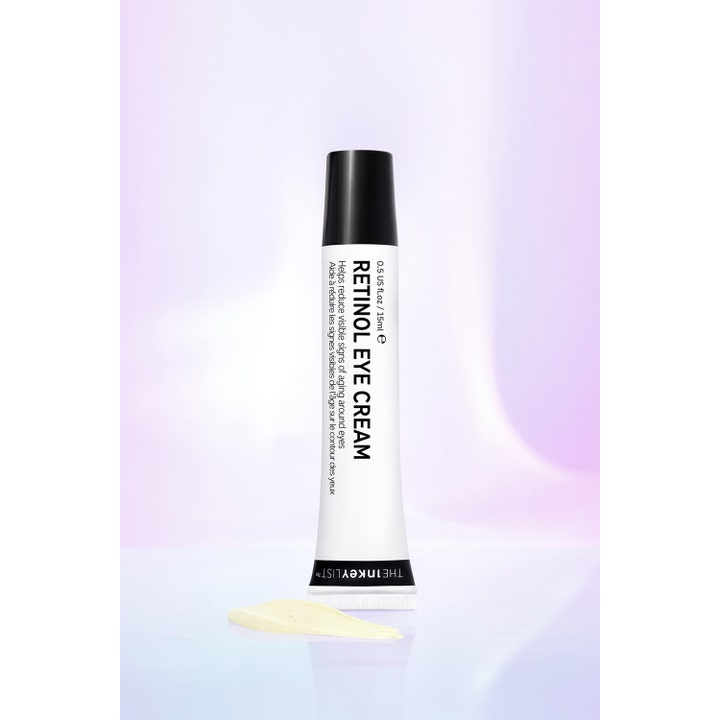 The INKEY List Retinol Eye Cream 15 ml øjencreme mod rynker i hvid tube med en lysegul teksturprøve foran.