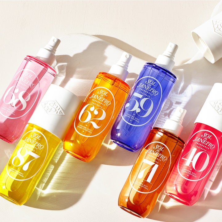 Sol de Janeiro Cheirosa Perfume Mists 90 ml farverige sprayflasker i lilla og pink der giver en forfriskende duft