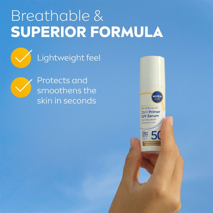 NIVEA Sun UV Face 2in1 Daily Serum 30 ml SPF 50 ansigtssolcreme der udglatter huden holdt mod en blå himmel