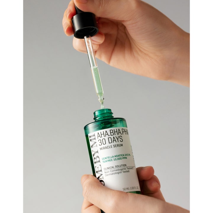 Some By Mi Aha-Bha-Pha 30 Days Miracle Serum 50 ml beroligende serum i grøn flaske med pipette og klar væske