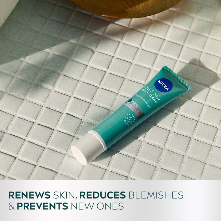 NIVEA Derma Skin Clear Night Exfoliator 40 ml eksfolierende natcreme i tube på lyse fliser