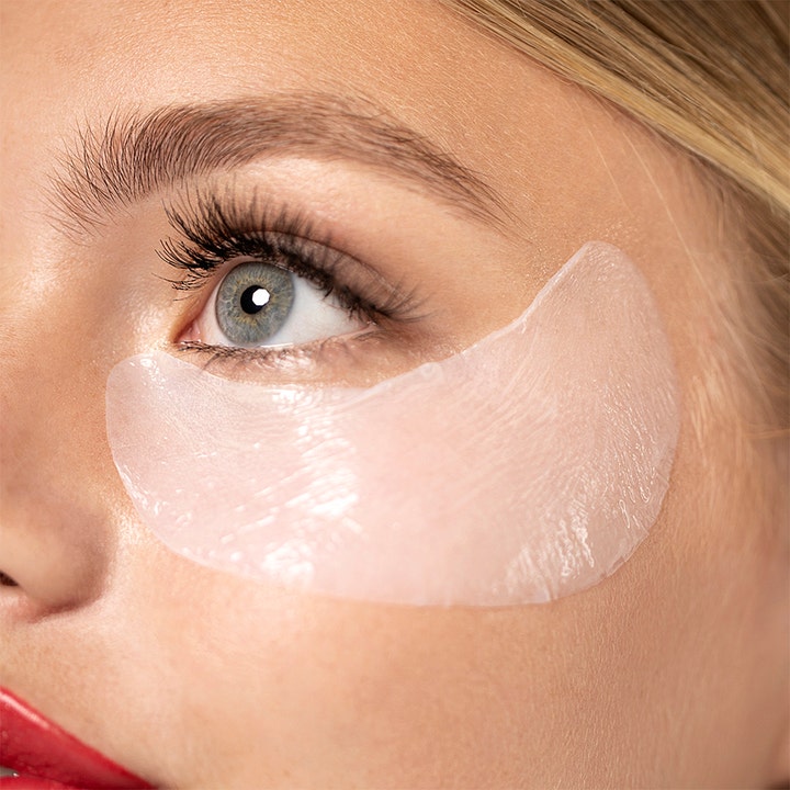Starskin Eye Catcher Smoothing Bio-Cellulose Eye Masks 24 g udglattende eye patches vist på huden under øjet