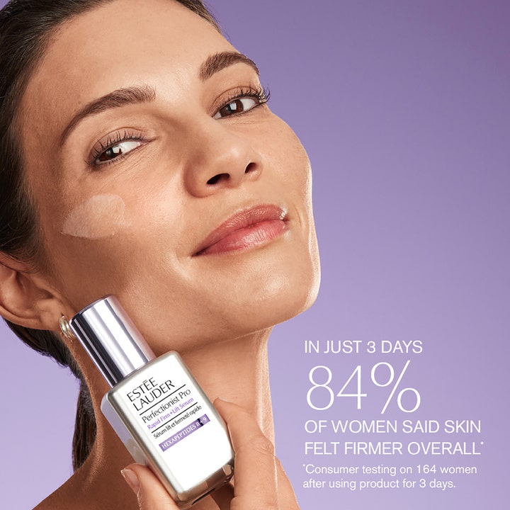 Estée Lauder Perfectionist Pro Rapid Firm + Lift Serum 50 ml opstrammende serum på kvinde med sølvflaske