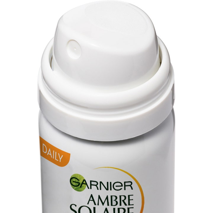 Garnier Ambre Solaire Super UV Mist 75 ml solcreme med SPF 50 og hyaluronsyre viser hvid spraydyse på aerosolflaske