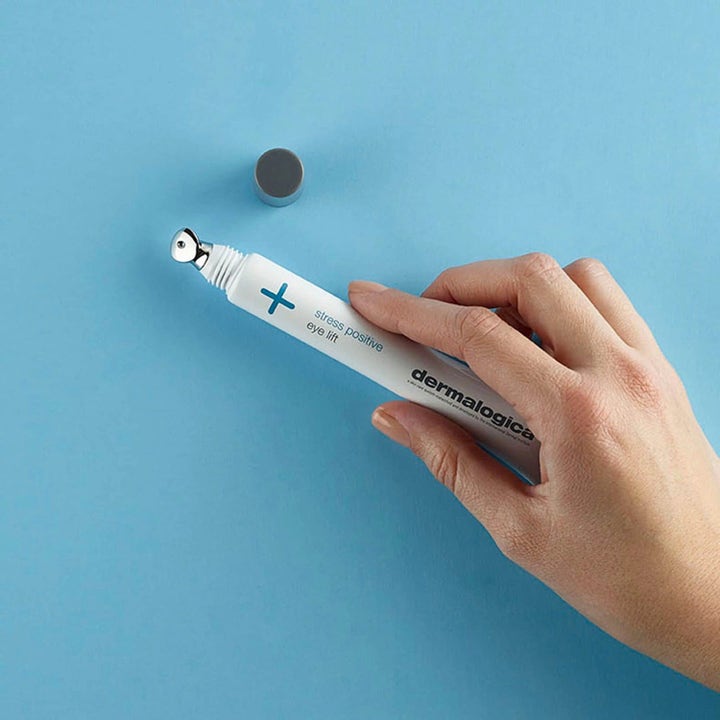 Dermalogica Stress Positive Eye Lift øjencreme der lysner og løfter i hvid tube med kølende metalapplikator.