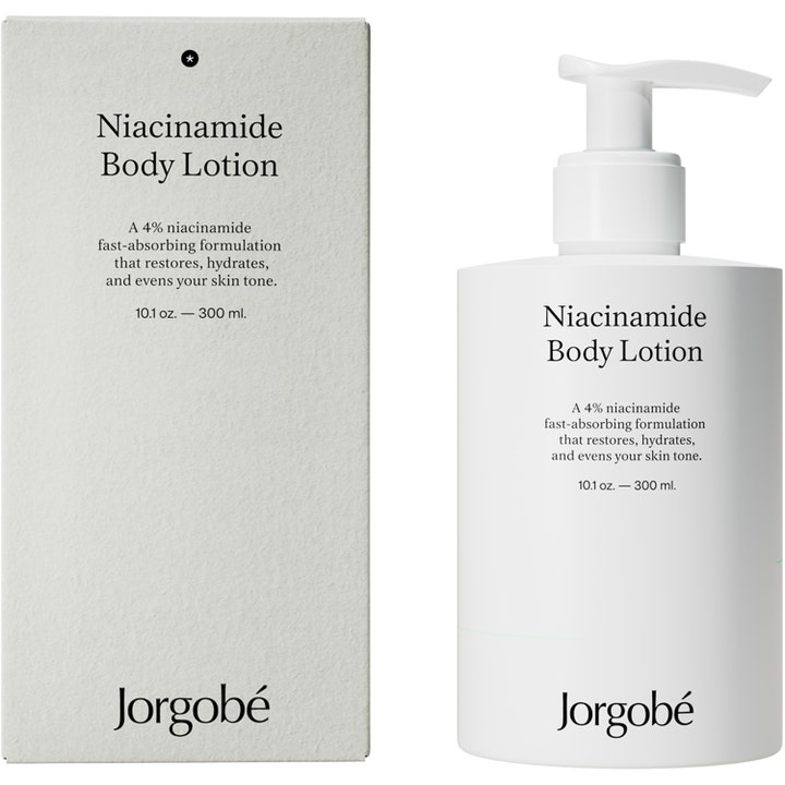 Jorgobé Niacinamide Body Lotion 300 ml udjævner hudtonen i hvid flaske med pumpe og lysegrå papæske.