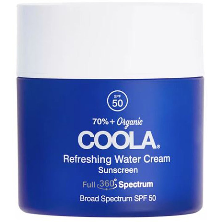 Coola Refreshing Water Cream SPF 50 fugtgivende solcreme i en blå krukke med hvidt skruelåg og hvid tekst.