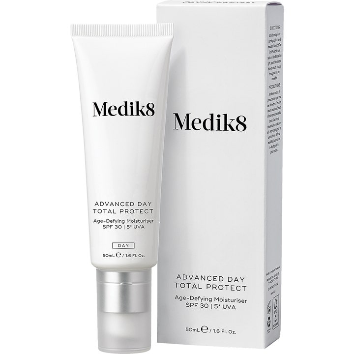 Medik8 Advanced Day Total Protect 50 ml dagcreme giver SPF 30 beskyttelse i hvid tube og æske