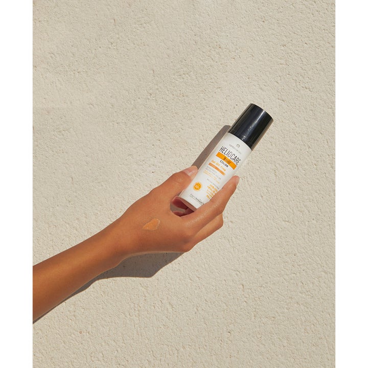Heliocare Gel Oil-Free SPF 50+ Pearl 50 ml solcreme i hvid pumpeflaske med en dråbe gel på huden.
