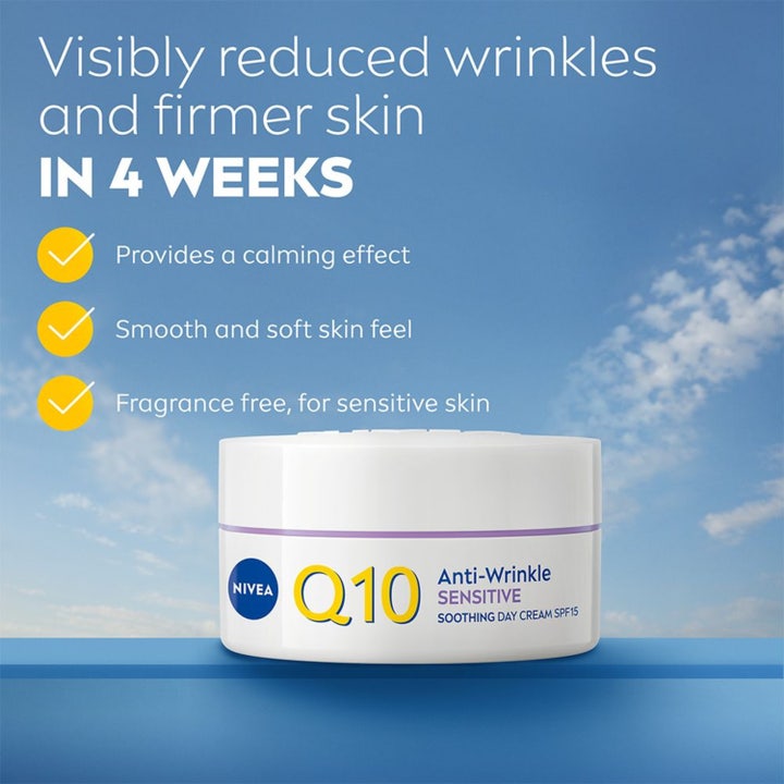 NIVEA Q10 Anti-Wrinkle Sensitive 50 ml beroligende dagcreme i hvid æske med SPF 15 og lilla blomster