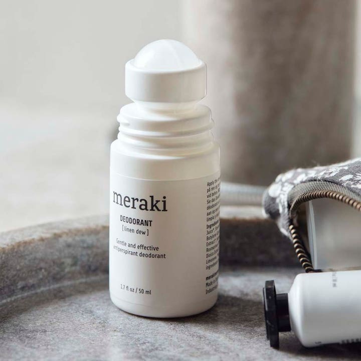 Meraki Deodorant Linen Dew 50 ml skånsom antiperspirant i hvid roll-on flaske med synlig hvid kugle.