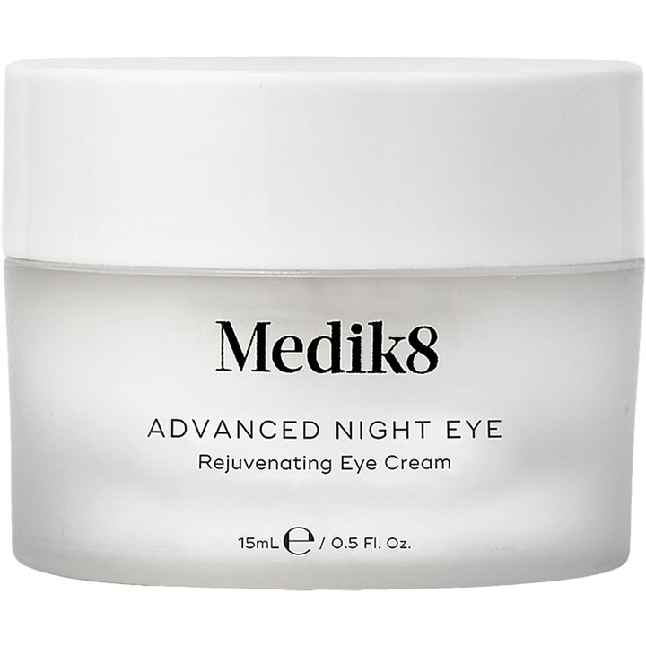 Medik8 Advanced Night Eye 15 ml foryngende øjencreme mod rynker i en frostet glaskrukke med hvidt låg