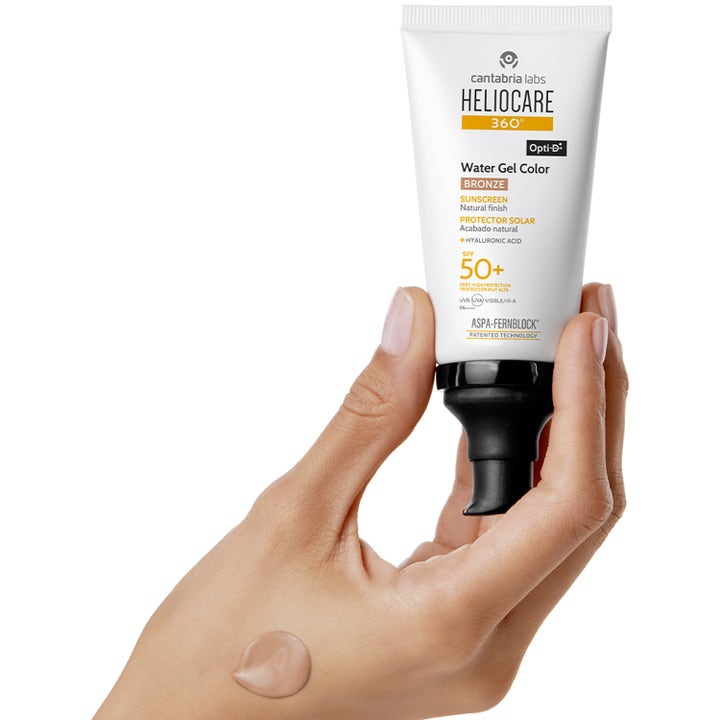 Heliocare Water Gel Color SPF 50+ Bronze 50 ml solcreme til ansigtet hvid tube med en dråbe på huden