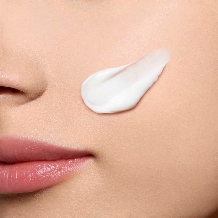 Clarins Hydra-Essentiel Rich Cream 50 ml fugtgivende dagcreme med en hvid og fyldig tekstur påført ansigtets hud