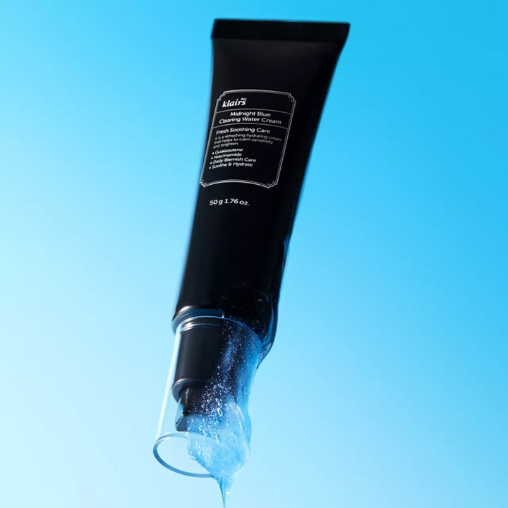 Klairs Midnight Blue Clearing Water Cream 50 g beroligende dagcreme i sort tube der dispenserer lyseblå gel