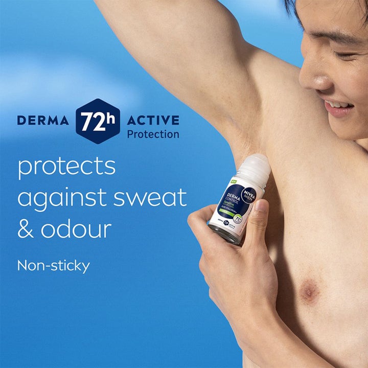 NIVEA MEN Sensitive Protect Roll-On Deodorant 50 ml herredeodorant giver 72 timers beskyttelse vist i brug i armhulen