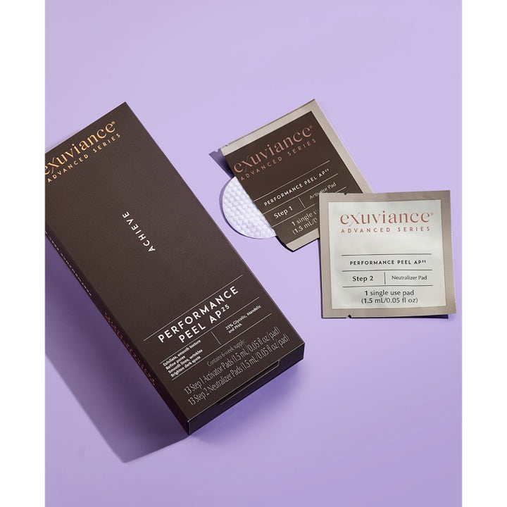 Exuviance Performance Peel AP 25 26 stk peeling pads der forfiner huden vist med Step 1 og 2 breve og en hvid pad.
