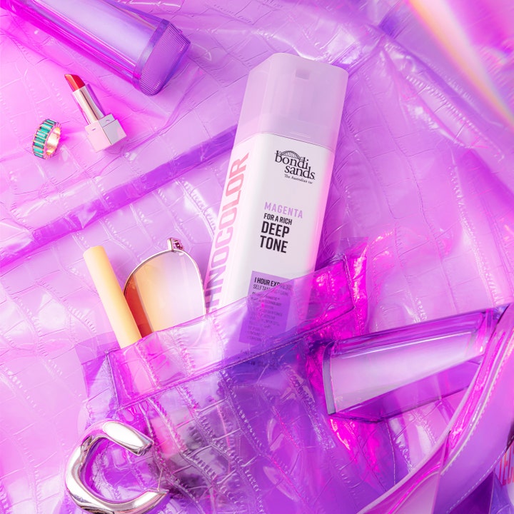 Bondi Sands Technocolor Face Serum Magenta 50 ml selvbruner i pink taske med solbriller og læbestift