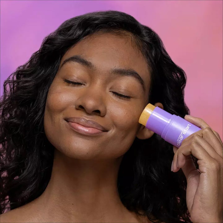 Dermalogica Golden Hour Hydrating SPF30 Stick 20 ml fugtgivende solcreme i lilla stift påføres på kinden