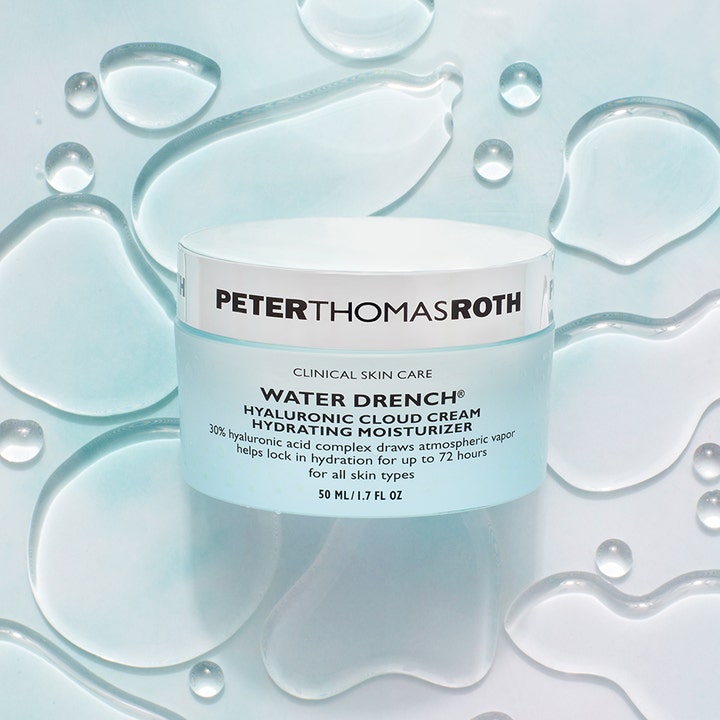 Peter Thomas Roth Water Drench Cloud Creme 50 ml fugtgivende ansigtscreme omgivet af klare vanddråber
