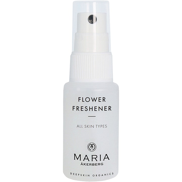 Maria Åkerberg Flower Freshener 30 ml fugtgivende ansigtsmist i hvid frostet sprayflaske med gennemsigtigt låg