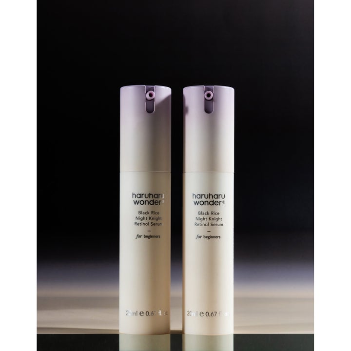 haruharu wonder Black Rice Night Knight Retinol Serum 20 ml i to slanke cremehvide pumpeflasker med lilla top
