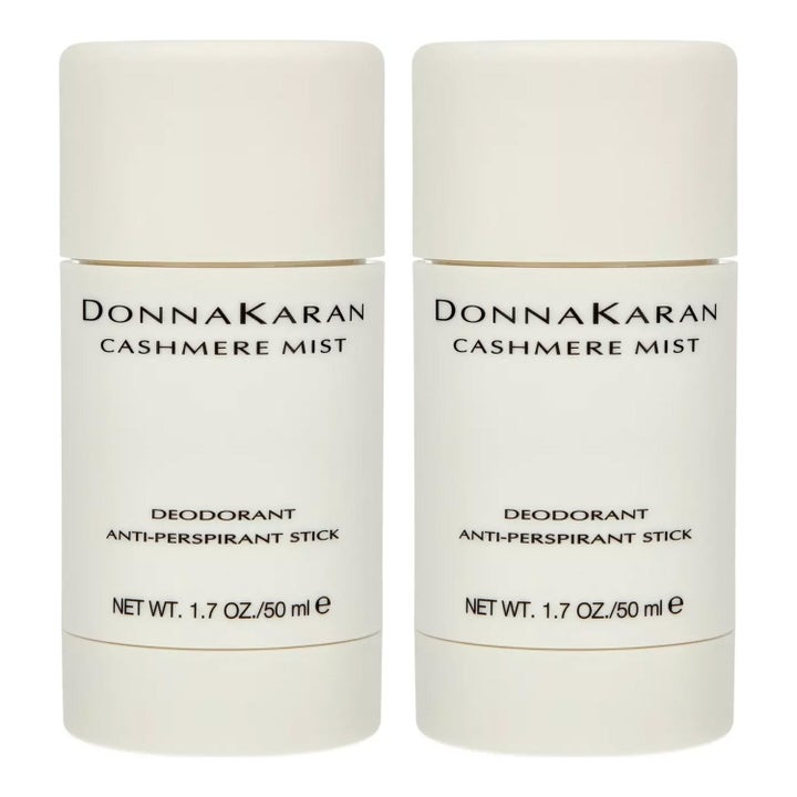 Donna Karan Cashmere Mist 2-pak deodorant stick mod lugt i beige hylstre med sort tekst