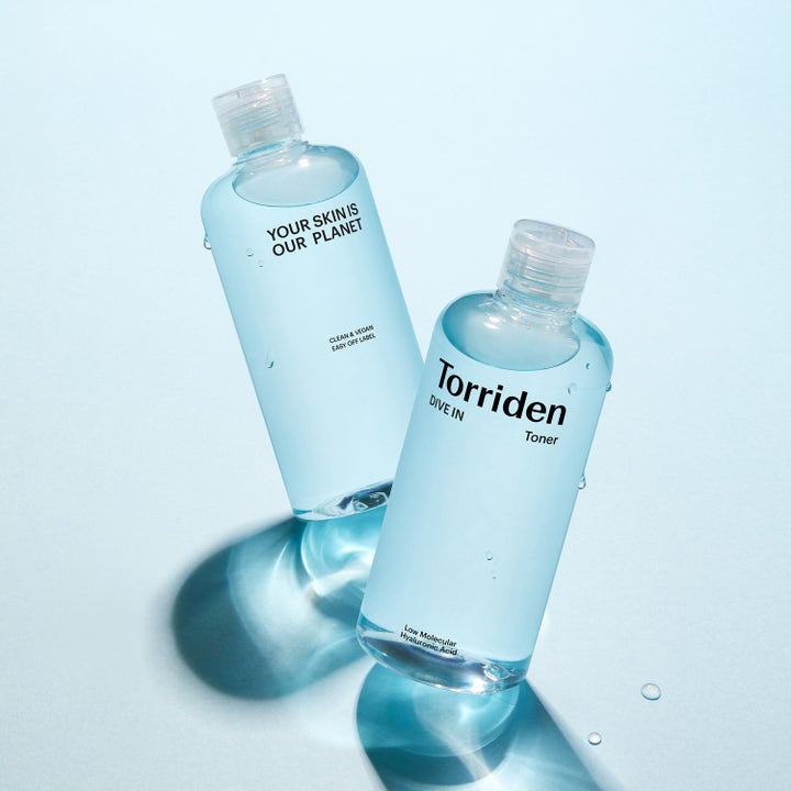 Torriden DIVE-IN Low Molecular Hyaluronic Acid Toner 300 ml fugtgivende toner i blå flasker med Your Skin Is Our Planet
