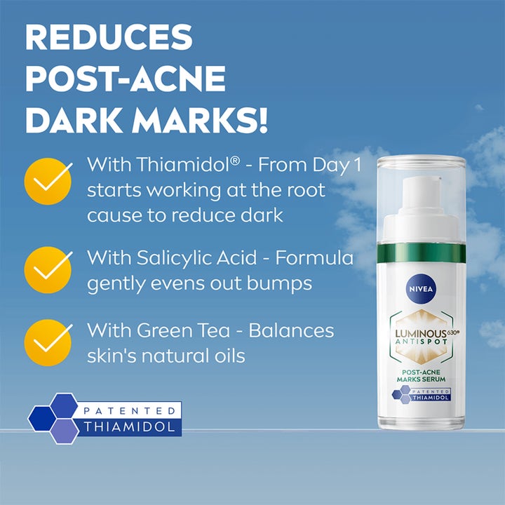Nivea Luminous 630 Post-Acne Marks Serum 30 ml mod pigmentpletter i hvid pumpeflaske mod blå himmel.