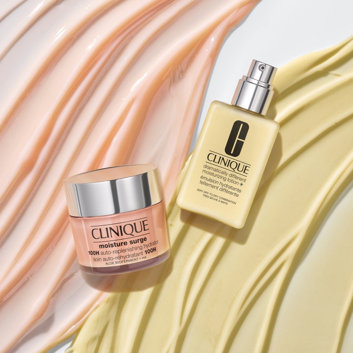 Clinique Dramatically Different Moisturizing Lotion 125 ml fugtgivende ansigtscreme i gul pumpeflaske på cremede strøg