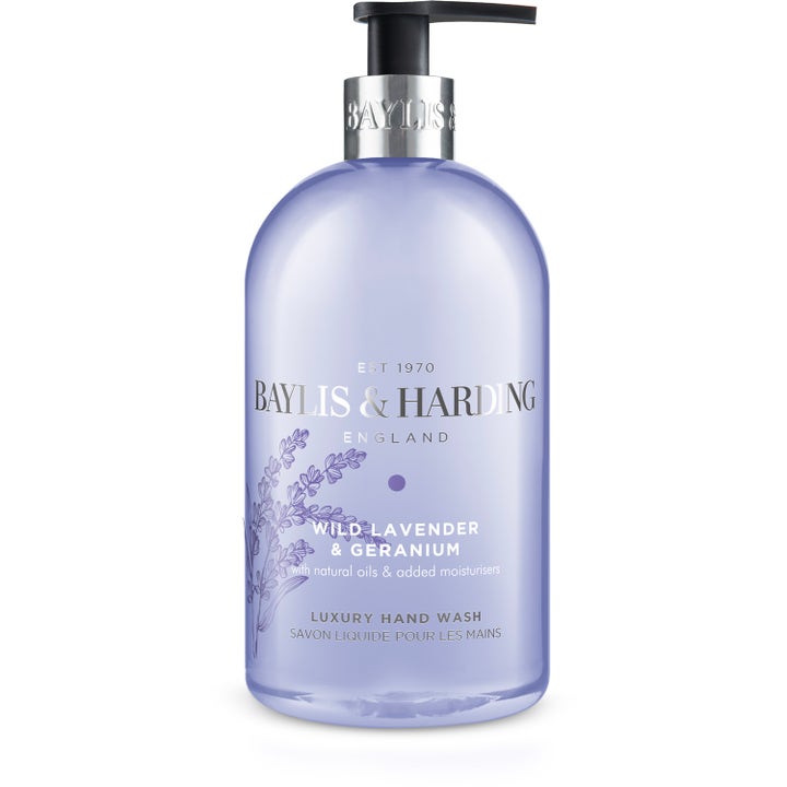 Baylis & Harding Wild Lavender & Geranium 500 ml fugtgivende håndsæbe med lilla væske i klar flaske med sølvpumpe.