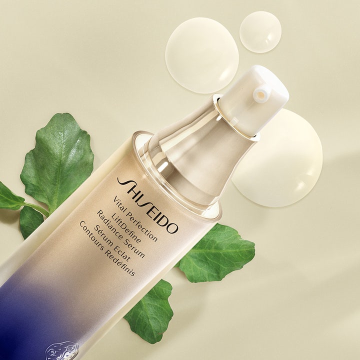 Shiseido Vital Perfection Liftdefine Radiance Serum 40 ml opstrammende serum i guldflaske med hvide dråber.