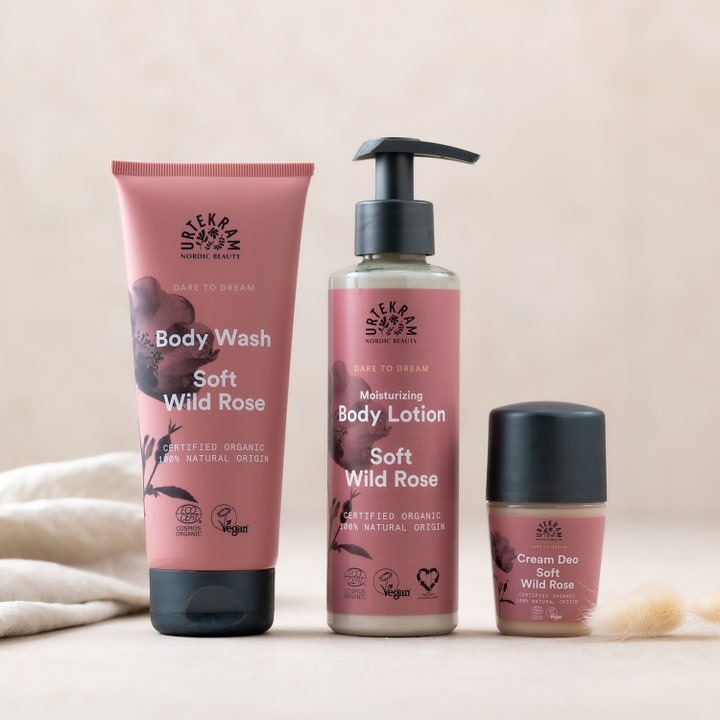 Urtekram Soft Wild Rose Deo 50 ml naturlig deodorant i lyserød emballage med sort låg vist i et kropsplejesæt