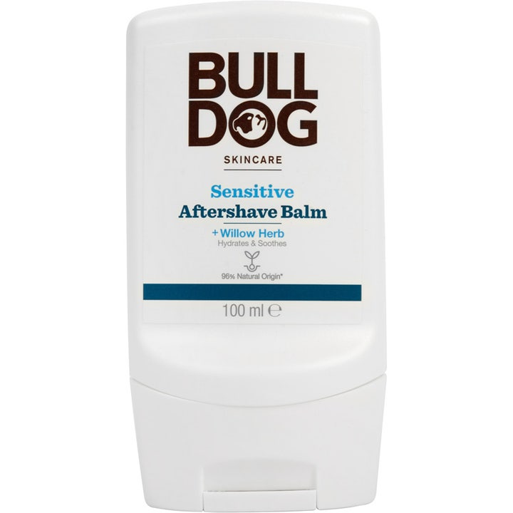 Bulldog Sensitive Aftershave Balm 100 ml beroligende ansigtspleje i hvid tube med blå detaljer