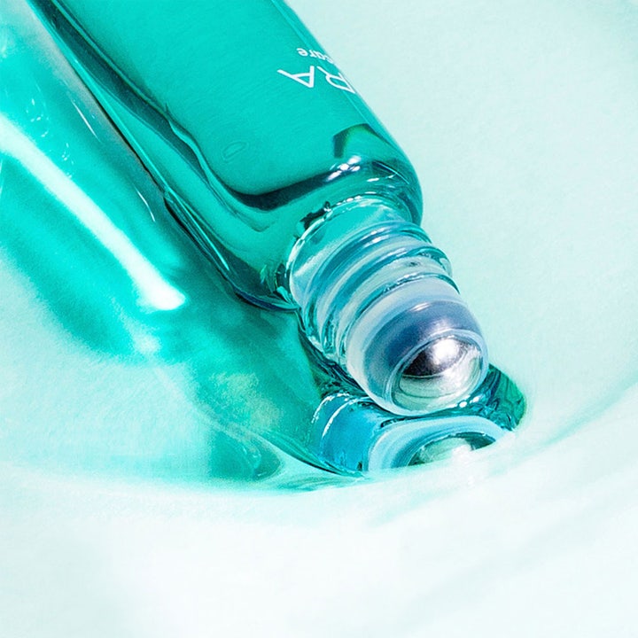MÁDARA ACNE Spot Roll-On 8 ml spot treatment mod urenheder med metalkugle og turkis glasflaske i vand