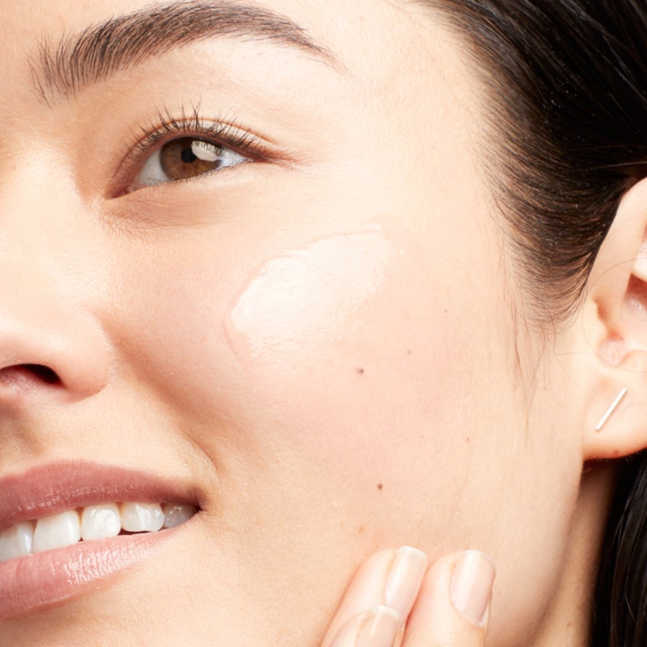 Clinique Moisture Surge 100H 30 ml fugtgivende ansigtscreme med en let lyserød geltekstur på huden.