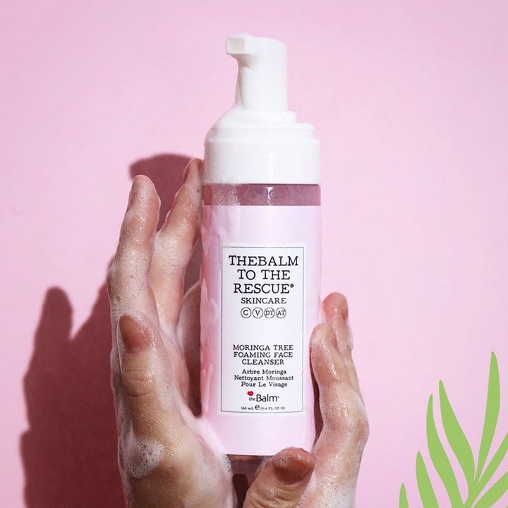 theBalm to the Rescue Moringa Tree Foaming Face Cleanser 150 ml rensende ansigtsvask i lyserød flaske dækket af hvidt skum