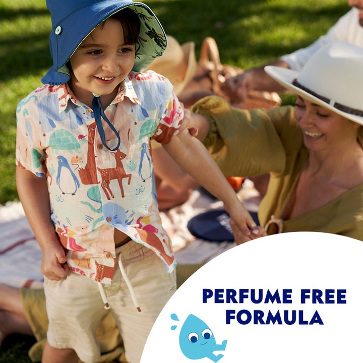 NIVEA SUN Kids Sensitive Roll-On 50 ml skånsom solcreme beskytter børn på picnic med parfumefri formel.