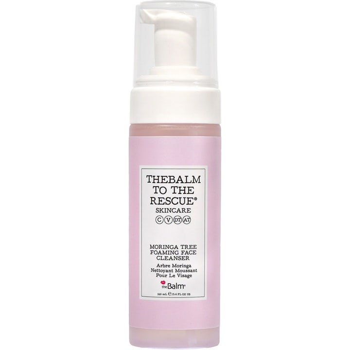 theBalm To The Rescue 160 ml rensende ansigtsrens i en lyserød flaske med hvid skumpumpe og gennemsigtigt låg